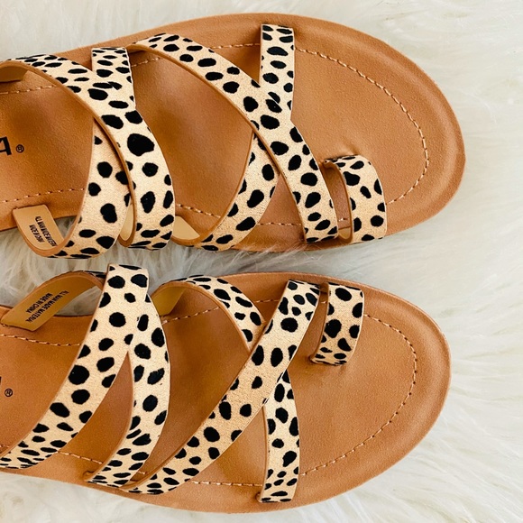 Tan Cheetah Strappy Toe Ring Sandals - Picture 7 of 14